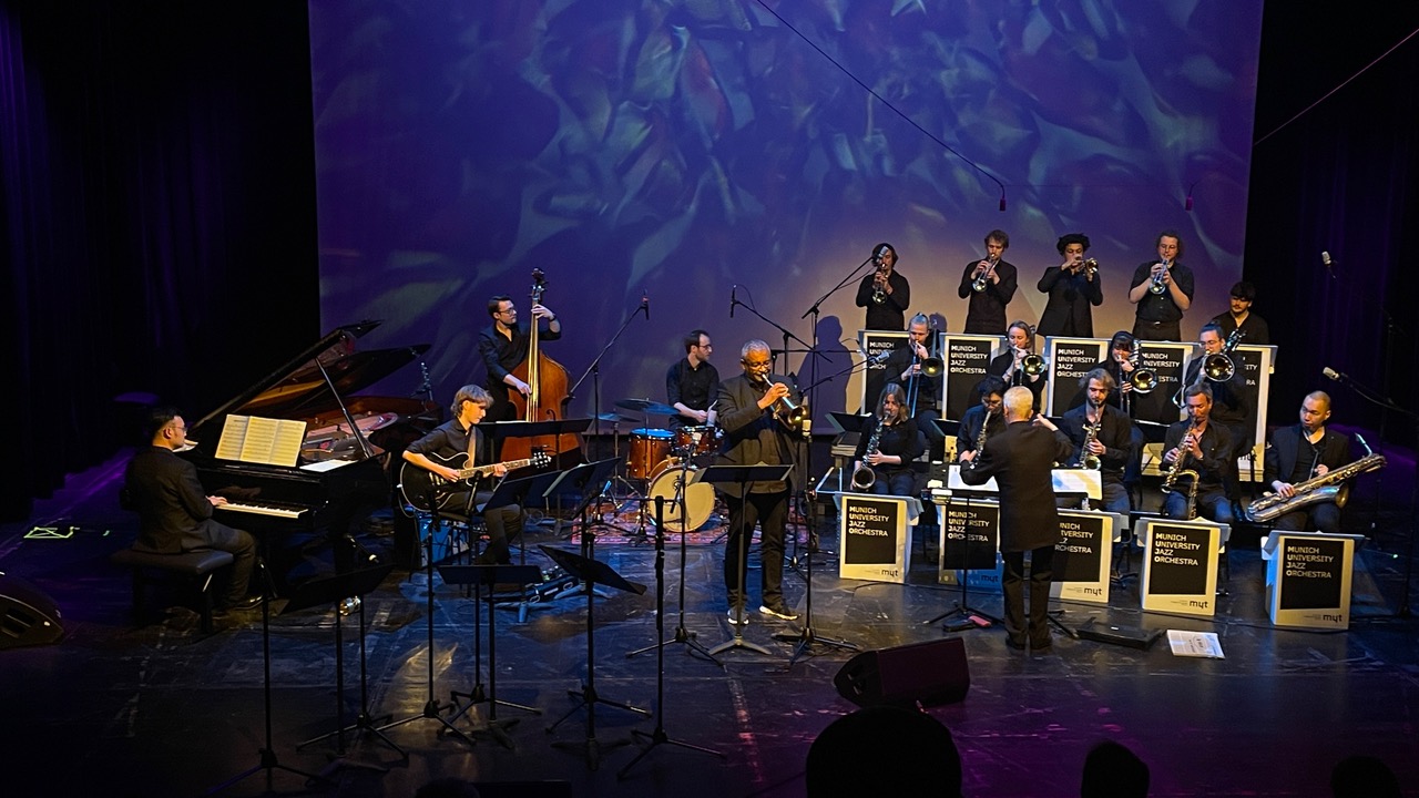 Musiker des Munich University Jazz Orchestra auf einer Bühne